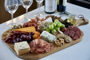 minuman yang cocok untuk Cheese and Charcuterie Board